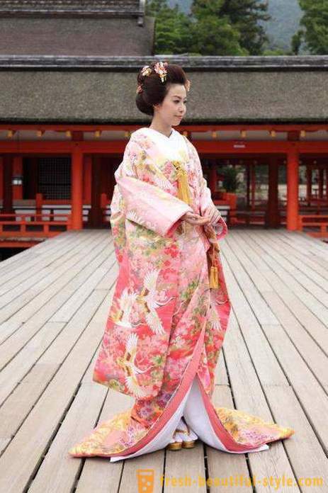 Kimono pochodzenia japońskiego historia, cechy i tradycje