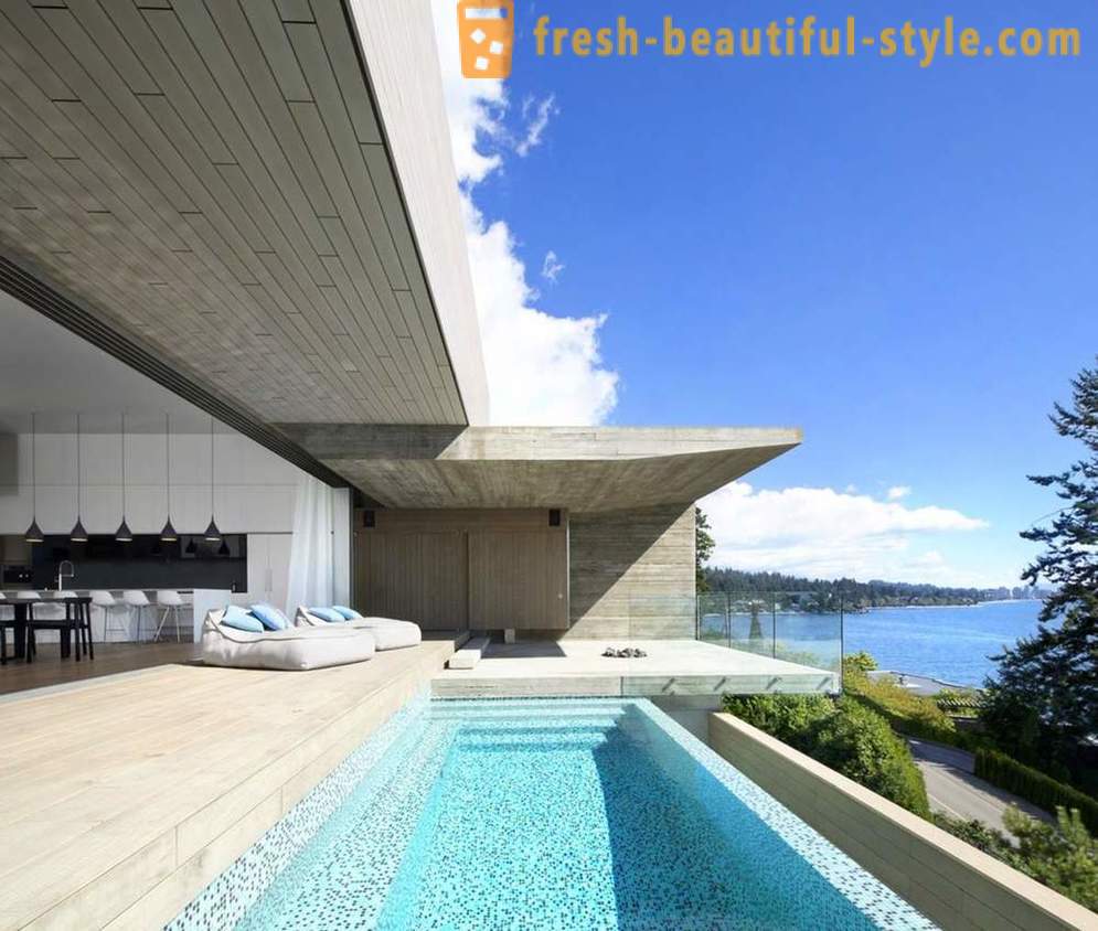 Architektura i wnętrza domu przez ocean w West Vancouver