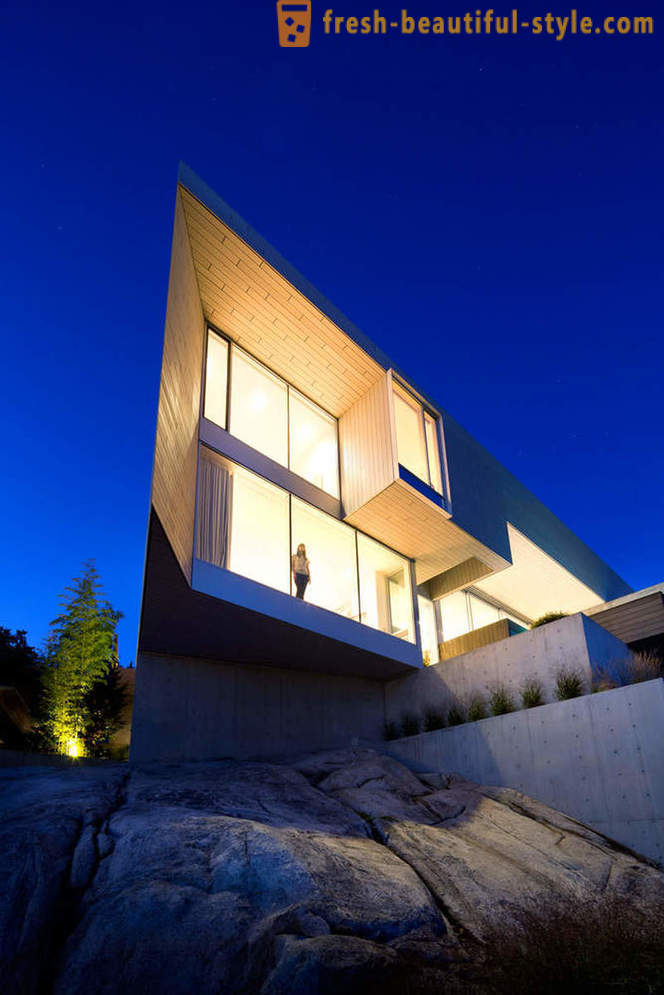 Architektura i wnętrza domu przez ocean w West Vancouver