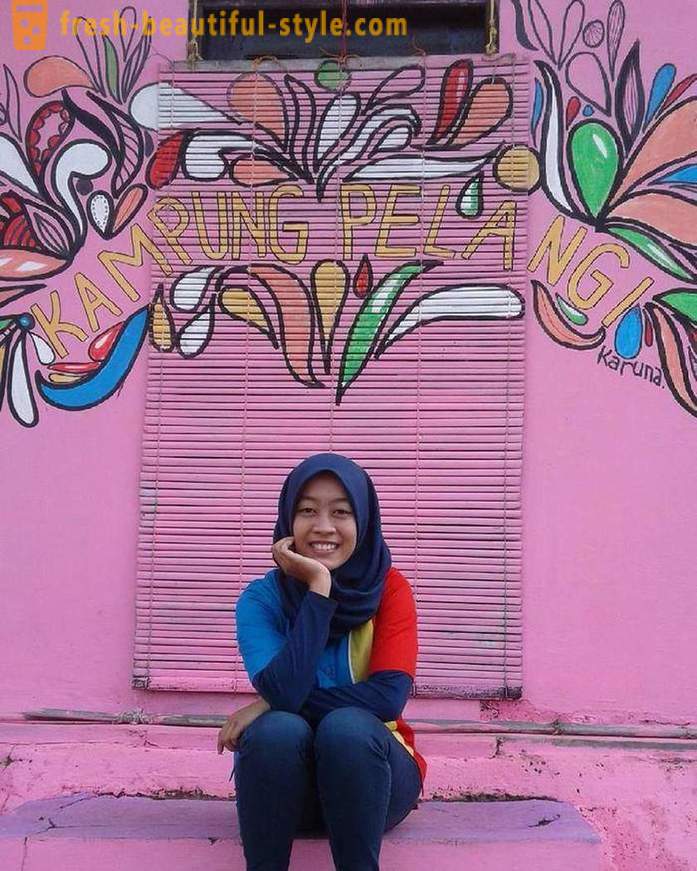 Domy w indonezyjskiej wiosce malowane we wszystkich kolorach tęczy