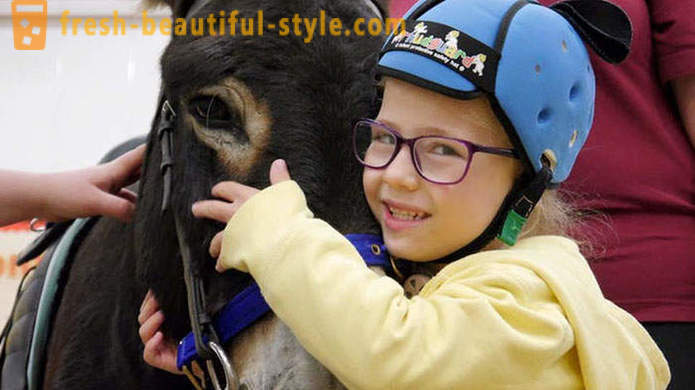 Leczenie zwierząt: dziewczynka niemy zaczął mówić przez osła