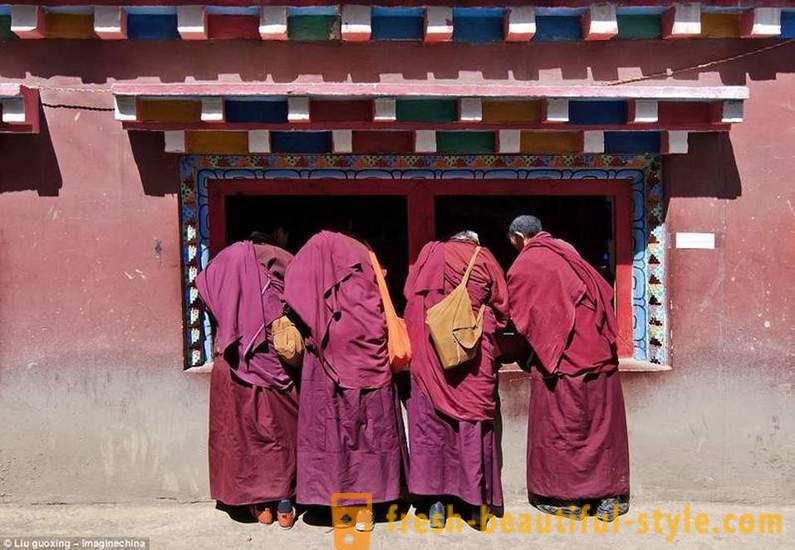 Największy buddyjski Academy w świecie 40.000 mnichów telewizyjnych zakazane, ale wolno iPhone