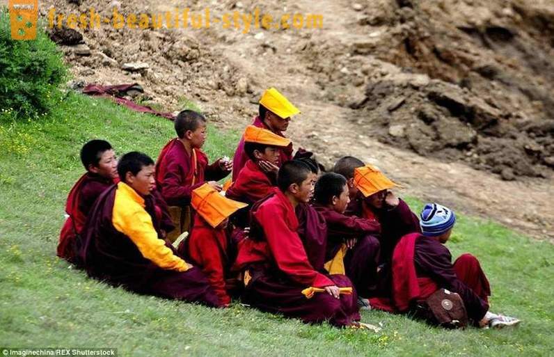 Największy buddyjski Academy w świecie 40.000 mnichów telewizyjnych zakazane, ale wolno iPhone