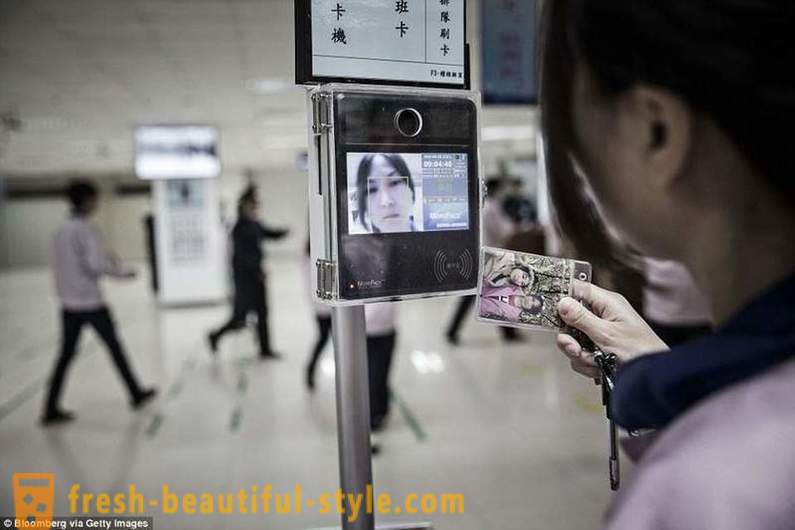 Brytyjskie media pokazały codzienne życie ludzi, którzy składającą iPhone w Chinach
