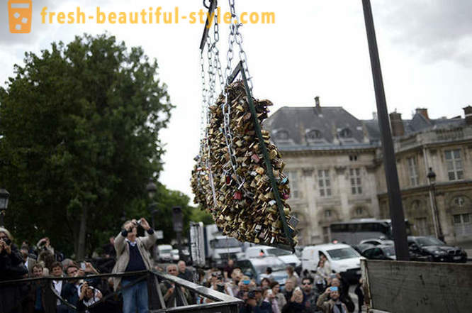 Milion dowody miłości usunięte z mostu Pont des Arts w Paryżu