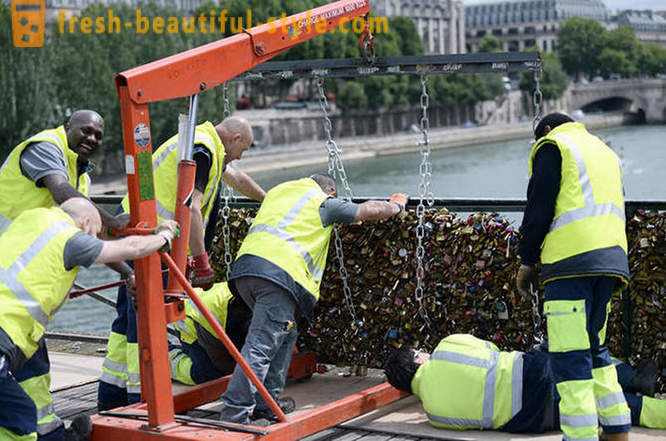 Milion dowody miłości usunięte z mostu Pont des Arts w Paryżu