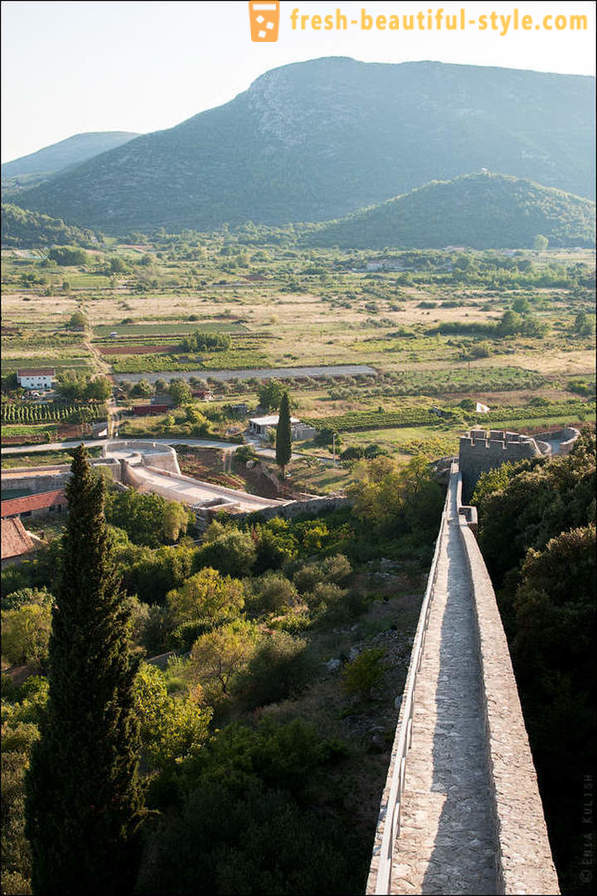 Chodzić na Wall of China chorwackiego półwyspu