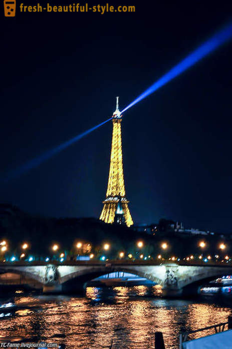 Spacer nad mostami Paryża