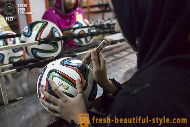 Produkcja oficjalnych 2014 World Cup piłki w Pakistanie