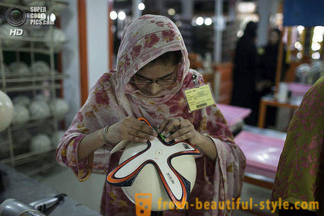 Produkcja oficjalnych 2014 World Cup piłki w Pakistanie