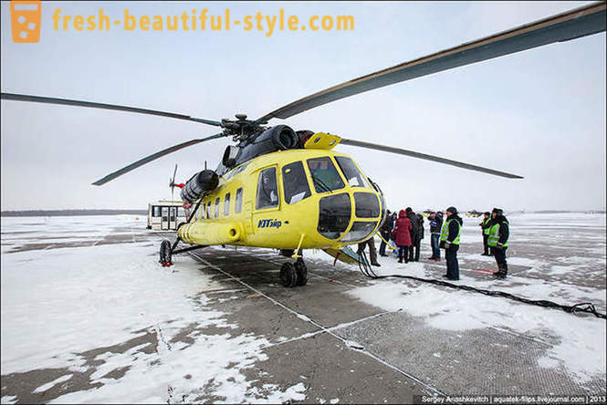 Latanie śmigłowcem Mi-8 na śniegu Surgut