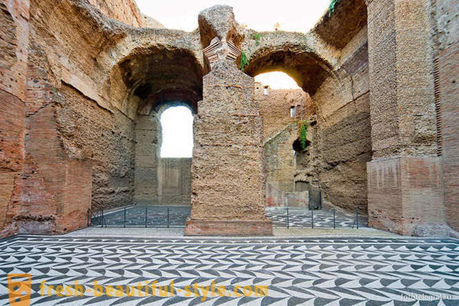 Idąc wzdłuż starożytnych łaźni w Rzymie