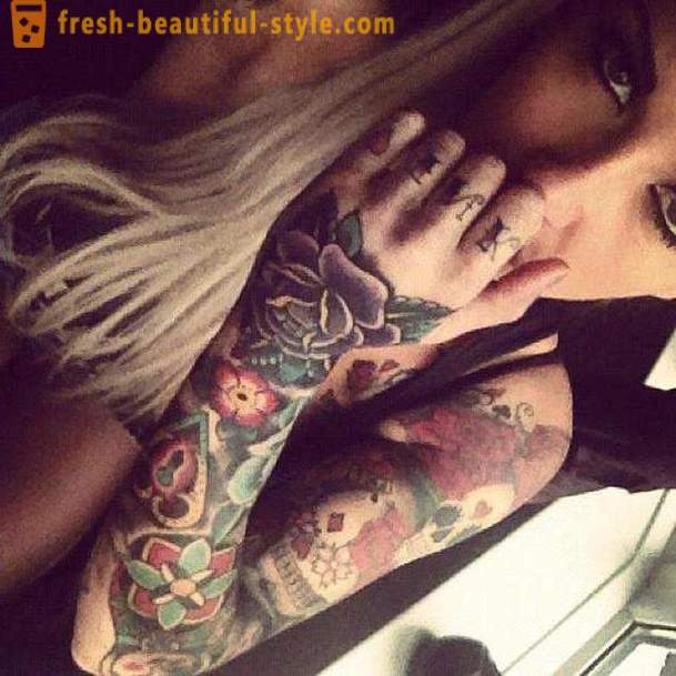 Tatuaż damski na ramieniu: atrakcyjny wyrażenie