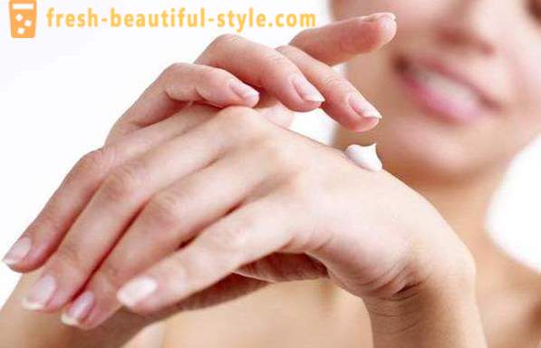 Suchość skóry rąk: Przyczyny. Bardzo sucha skóra, co robić?