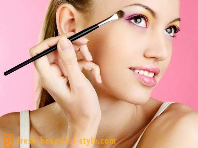 Jak zwiększyć makijażu oczu: 5 uniwersalnych zasad